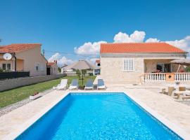 Villa Stone House with Pool, hotel with parking in Nin