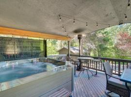 Ronald Vacation Rental Cabin with Private Hot Tub!: Ronald şehrinde bir otel