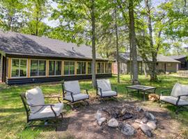 1 Mi to Beach and Lake Breezy Point Cabin with Yard!, ξενοδοχείο σε Pequot Lakes