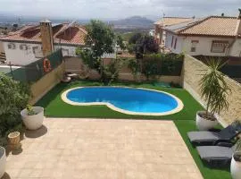 Luminosa y confortable casa con vistas y piscina