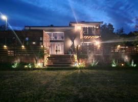 Stilren svit lägenhet med trädäck och laddstation