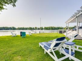 Waterfront Retreat, 10 Mi to Dtwn Shipshewana, vacation home in Middlebury
