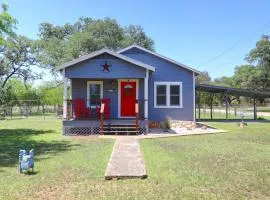 Bandera Bungalow - River, Downtown, Peaceful fenced corner lot! King bed!