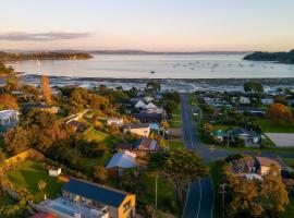 Moa Cottage in Oneroa Village, holiday rental in Blackpool