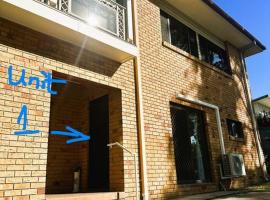 Cosy holiday entire unit 1, hotel in Caloundra West