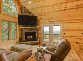 Hot Tub and Game Room Mountaintop Cabin in Murphy!, hotel em Murphy