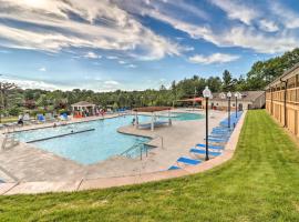 Poconos Vacation Rental with Pool and Beach Access!, къща тип котидж в Tobyhanna