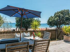 Onetangi Waterfront Bach - Coast & Country, pet-friendly hotel in Onetangi