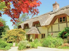 The Cottage, Beautiful New Forest 5 Bedroom Thatched Cottage, pet-friendly hotel in Breamore