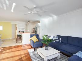 Large, Light, dog friendly home 600m to Burleigh beach, hotell i Gold Coast