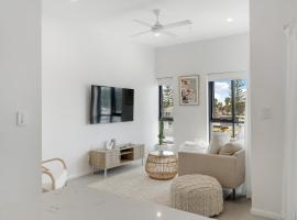 2 Bed, 2 Bath Ocean View Apt! Parking, 250m to Beach، فندق في غولد كوست