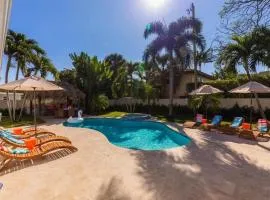 Pineapple Palms Resort Style Pool Villa! Sleeps 12