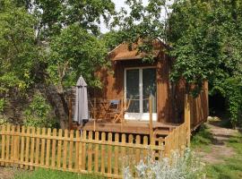 Studio en bois independant avec terrasse et jardin, hotell i Villevieille