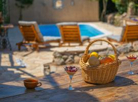 Authentic house and traditional breakfast, casa vacanze a Vrisnik