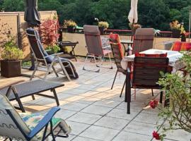Ferienwohnung mit Terrassen für 1-4 Personen, hotel in Altena