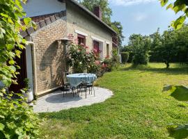 Studio épicéa avec jardin dans charmante propriété, hotell med parkeringsplass i Méry-sur-Oise