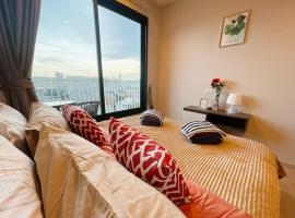 BASE Central PATTAYA Long Balcony with Infinity Pool & Free Netflix!，芭達雅中心的海濱度假屋