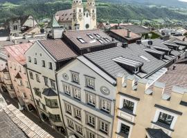 Odilia - Historic City Apartments - center of Brixen with top facilities, WLAN and Brixencard included, modern furnishings perfect for your vacation all year round, hotel en Bresanona
