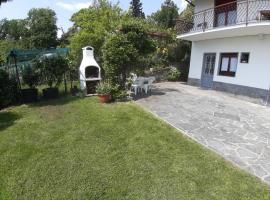 Casa fontana rossa, cottage in Arizzano