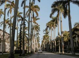 Expansive Luxury Palm Beach Villa - Sleeps 12, luxury hotel in West Palm Beach