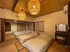 Guest House Yachi-So 下田民泊 ビーチまで徒歩13分 近くにスーパー レストラン 100均 ソウルバー 13 minutes walk to the beach! Nearby 7-11 Supermarkets, various Restaurants, 100 yen shops, and Exciting Bar!