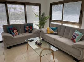 Unique beach apartment, hotel i Rishon LeZion