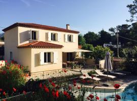Villa Roquefortoise avec piscine, hotel em Roquefort Les Pins