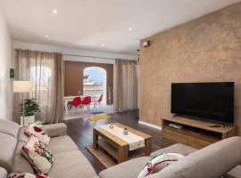 Spacious Luxury 3BR Apartment with Terrace & Open Views - Zurrieq, close to sea, hotel i Żurrieq