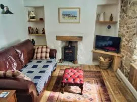 Knocker Cottage is a 3 bedroom made up of 1 double bedroom and 2 small double bedrooms in small village 10 min to beaches