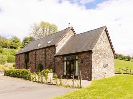 Hilltop View with Hot Tub, hotel with parking in Brecon