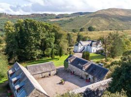 Killean Farmhouse Cottages, hotel with parking in Auchnangoul