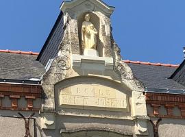 Chambres d'Hôtes - Ancienne Ecole St Joseph, помешкання для відпустки у місті Chanzeaux