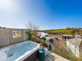 Paddlers View - Luxurious 2 bed, hot tub. Town centre, water views, hotel with jacuzzis in Kingsbridge