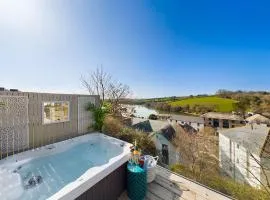 Paddlers View - Luxurious 2 bed, hot tub. Town centre, water views
