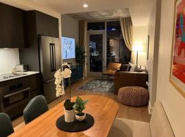 Rainey St -Luxury 1BR - Top Amenities -RT Pool -17, hotel in Austin