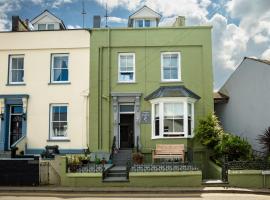 Sleepy Puffin Guest House, beach hotel in Tenby