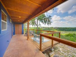 Rustic-Elegant Cabin Deck, Near Lake Travis!, rumah liburan di Spicewood