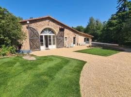 Gîte Le Puy Martineau piscine privée intérieure chauffée à 10 min du Puy du Fo, hotel con estacionamiento en Saint-Mars-la-Réorthe