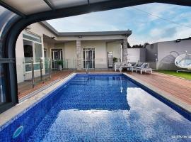 אחוזה על המים - וילה יוקרתית עם בריכה מחוממת וג'קוזי - Luxury 4 Bedroom villa with heated pool and jacuzzi, luxury hotel in Shomera