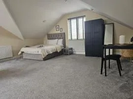 1 Bed Loft - Sleeps 2 - Parking - Wifi