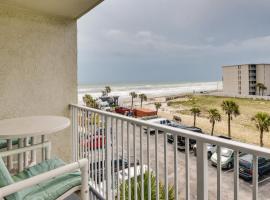 Daytona Beach Vacation Rental with Community Pool!, hotel in Daytona Beach