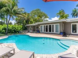 Luxury 3 Bedroom Home 5 minutes to Ocean with Heated Pool