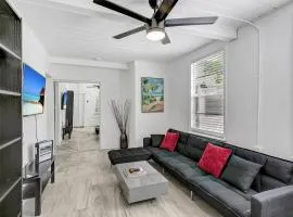 Pineapple district, walk to the Avenue and the Beach 1bd, pets (342-4)