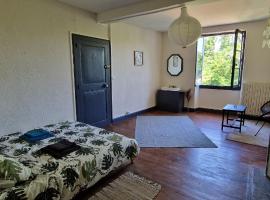 Spacieuse Suite Maison de Ville - 4 Personnes – obiekt B&B w mieście Ledeuix