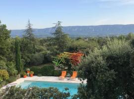 Villa de vacances familiale avec jardin et piscine, hotel en Cabrières-dʼAvignon