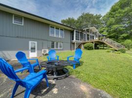Centrally Located Brevard Home with Deck and Fire Pit!, hotel en Brevard