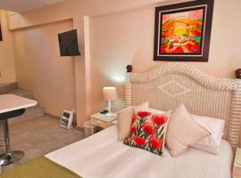 Sea la vie Self Catering Studio Apartment, hotel di Gordonʼs Bay