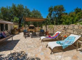 Ionian Stone Home with Terrace, renta vacacional en Bogdanátika