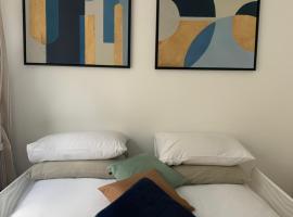 Nice stay in city center with Parking, homestay di Boulogne-Billancourt