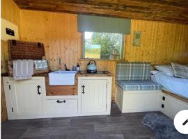 Cosycoopmiskineggs, tented camp en Llantrisant